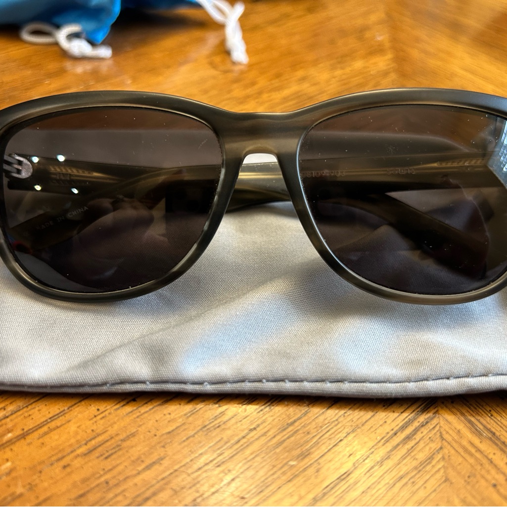 Ivi Standard Black Sunglasses With Case